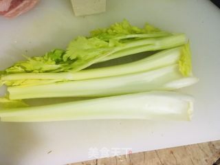 死腌芹菜心的做法步调：1