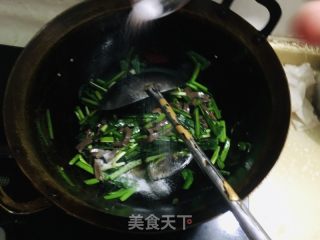 鸭血炒韭菜的做法步调：5