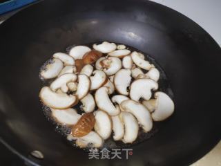 喷鼻菇炒白菜苔的做法步调：3