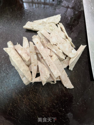 肉饼炒丝瓜的做法步调：2