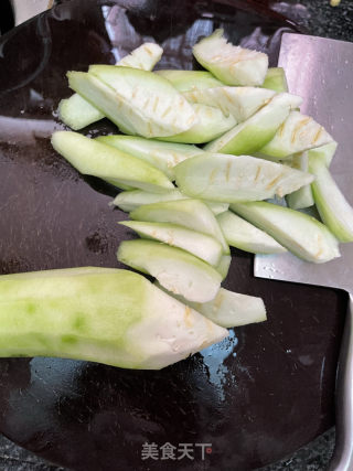肉饼炒丝瓜的做法步调：1
