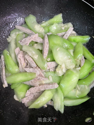 肉饼炒丝瓜的做法步调：6