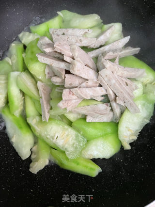 肉饼炒丝瓜的做法步调：5