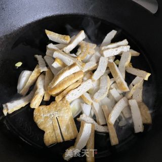 油豆腐炒青笋的做法步调：6