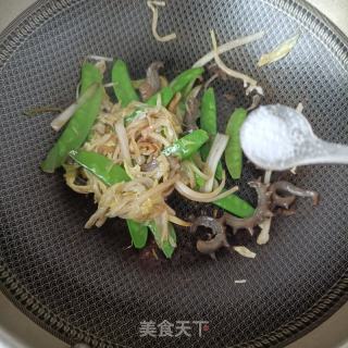 利剑菜荷兰豆爆海参的做法步调：10