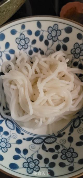 炒濑粉的做法步调：1