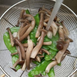 水腿鹿茸菇炒荷兰豆的做法步调：8