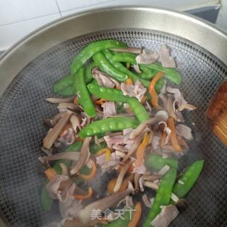 水腿鹿茸菇炒荷兰豆的做法步调：13