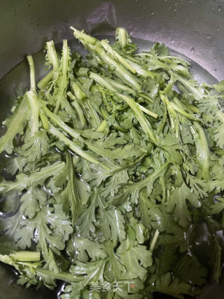 茼蒿鸡蛋汤的做法步调：1