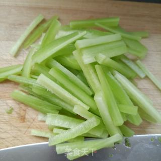 莴笋炒海参的做法步调：2