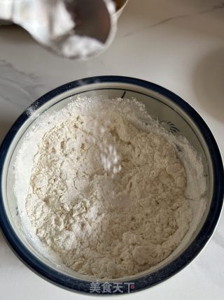 传统韭菜盒子的做法步调：2
