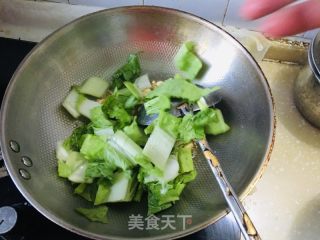 油里筋炒小利剑菜的做法步调：4