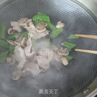 梅花肉荷兰豆炒心蘑的做法步调：14