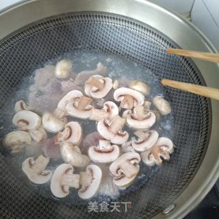 梅花肉荷兰豆炒心蘑的做法步调：7