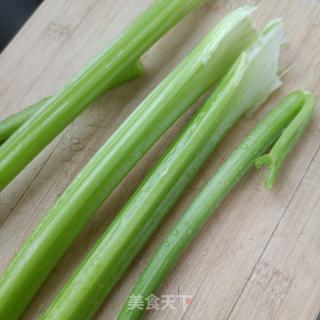 浅易版西芹回锅肉的做法步调：1