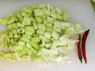 芹菜炒鸡丁的做法步调：1