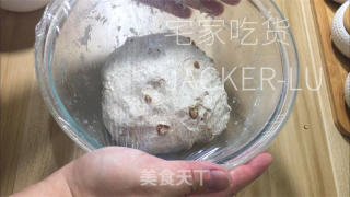 齐麦核桃硬欧，免揉配圆，麦喷鼻味实足，皮坚内乱硬。的做法步调：10