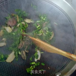 恒久暴富（韭菜炒鲍鱼香肠拌豆腐）的做法步调：8