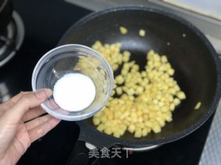 脚抓饼版苹果派的做法步调：1