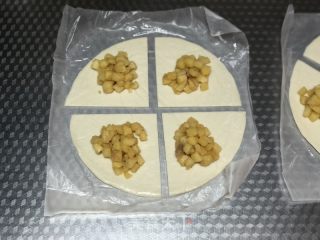 脚抓饼版苹果派的做法步调：3