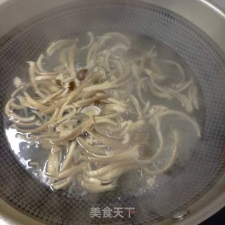 辣炒鹿茸菇的做法步调：3