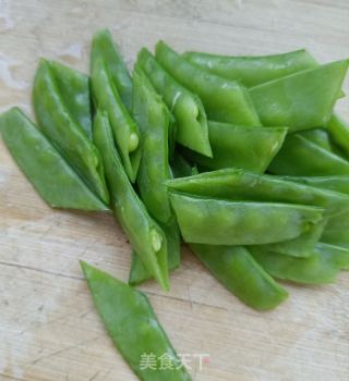 海参鸡蛋炒荷兰豆的做法步调：2