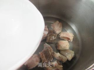 花死米烧排骨的做法步调：3