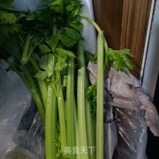 西芹白椒炒驴肉的做法步调：1