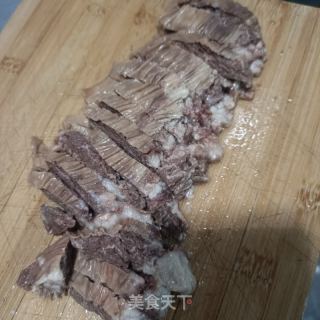西芹白椒炒驴肉的做法步调：3