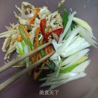 陈葱彩椒拌鸡肉的做法步调：6