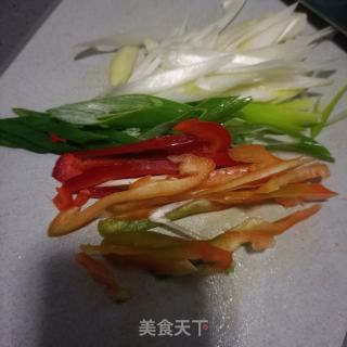 陈葱彩椒拌鸡肉的做法步调：2