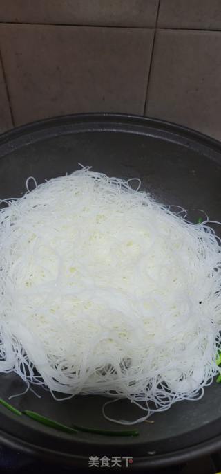 肉片鸡蛋炒米粉的做法步调：8