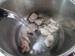 油豆腐魔芋结排骨煲的做法步调：3