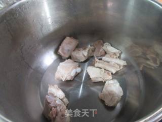 油豆腐魔芋结排骨煲的做法步调：2