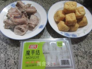 油豆腐魔芋结排骨煲的做法步调：1