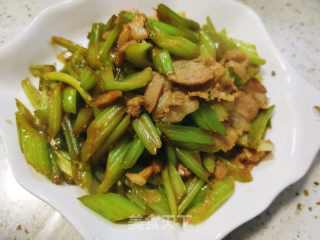 芹菜炒肉片的做法步调：12