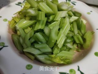 芹菜炒肉片的做法步调：1