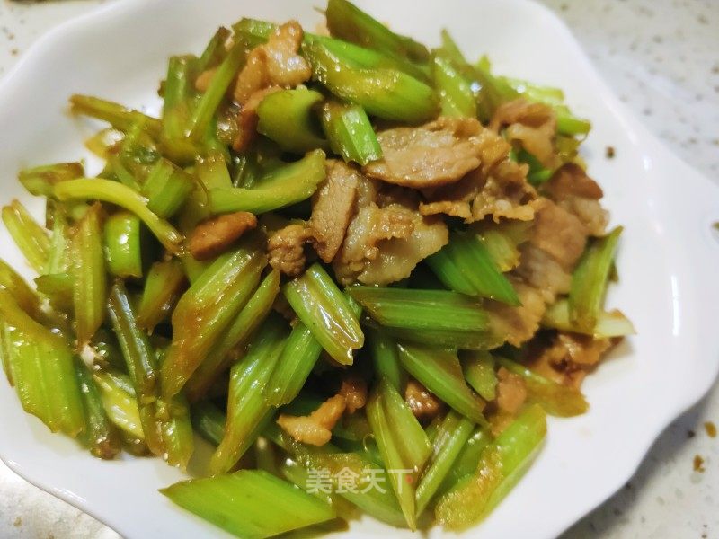 芹菜炒肉片的做法