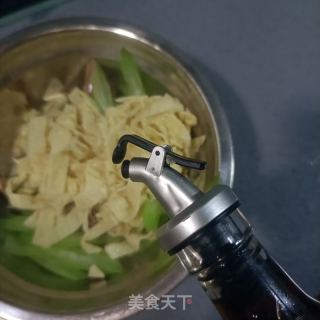 鸡腿西芹拌油豆皮的做法步调：8