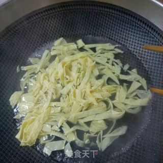 鸡腿西芹拌油豆皮的做法步调：6