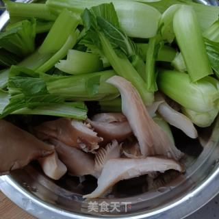 肉片仄菇炒油菜的做法步调：2