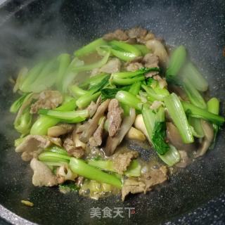 肉片仄菇炒油菜的做法步调：12