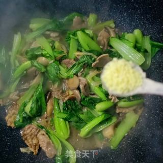 肉片仄菇炒油菜的做法步调：14