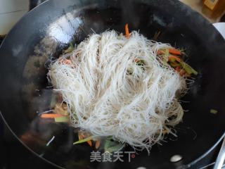 莴笋肉丝炒粉干的做法步调：7