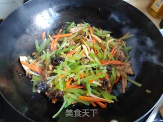 莴笋肉丝炒粉干的做法步调：6