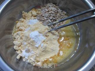 葵花籽仁玉米里桃酥饼的做法步调：5