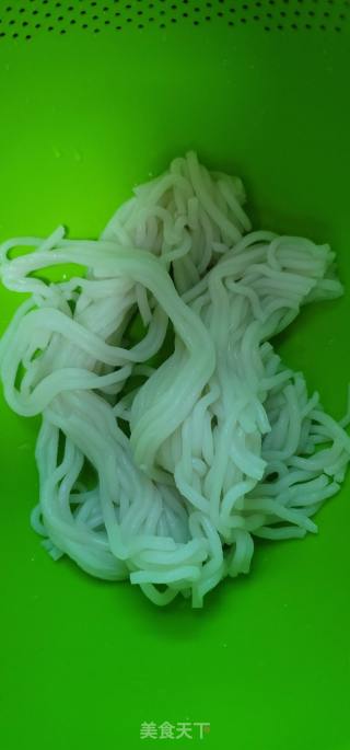 喷鼻麦菜鸡蛋炒濑粉的做法步调：1