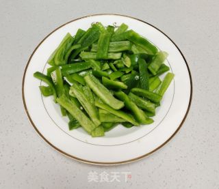 豆腐干炒尖椒的做法步调：1