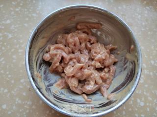 蒜苗苤蓝炒肉丝的做法步调：1