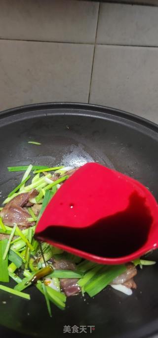 蒜苗爆炒腊鹌鹑的做法步调：7